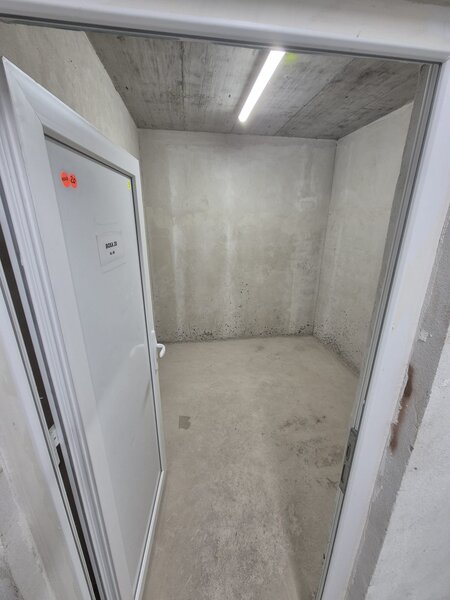 Inchiriez boxa depozitare 6,5 mp in Pipera (Ivory Residence), acces lift.